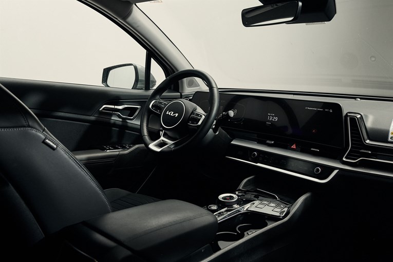 Kia Sportage interior and touchscreen control system.