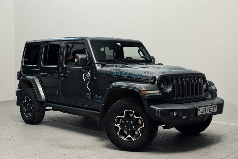 Dark grey color Jeep Wrangler Rubicon 4x4 rental car.