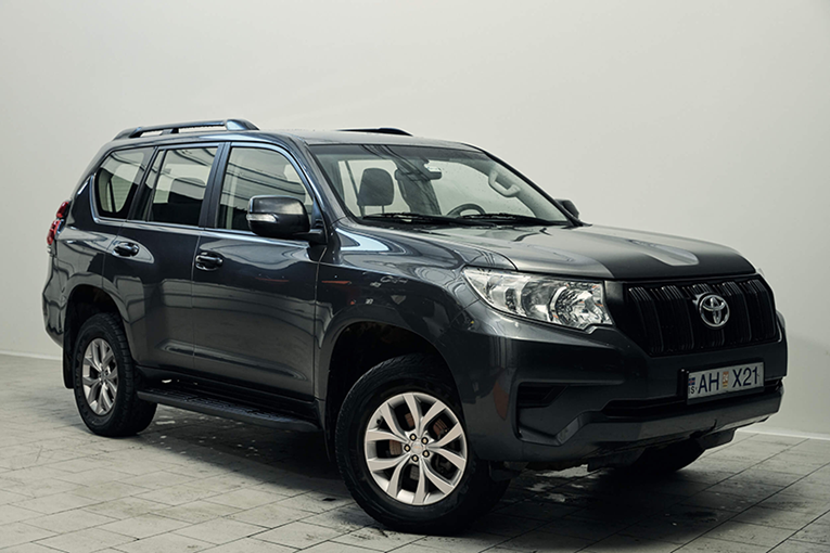 Black Toyota Land Cruiser 150.