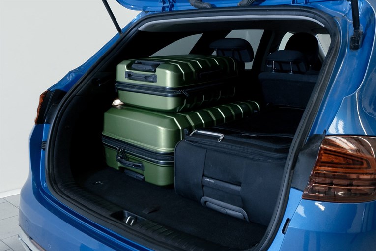 Kia Ceed Sportswagon open trunk with luggage. 