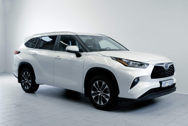 White Toyota Highlander 4x4.